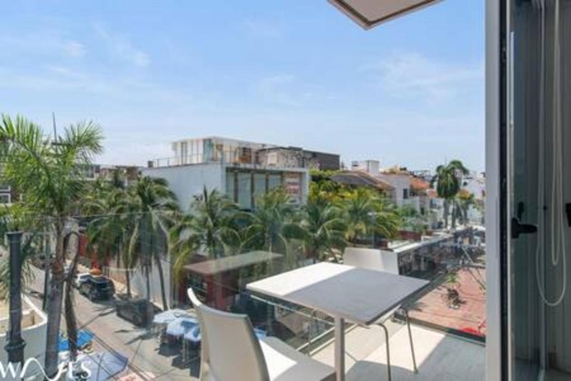 1 Br. W5th Avenue View Steps From The Apartamento Playa del Carmen